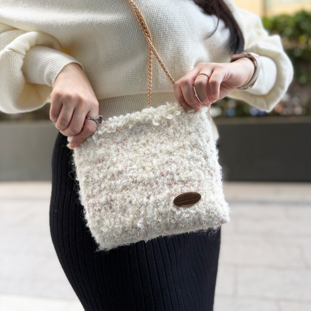 《姿物所》【羊毛毛手機包】象牙白粉・手機包/小金球包/手工編織包-細節圖2