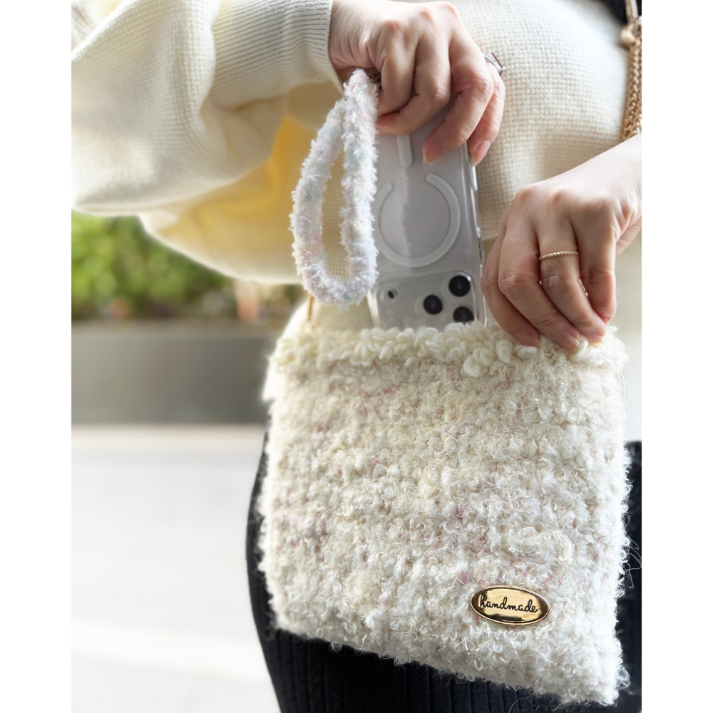 《姿物所》【羊毛毛手機包】象牙白粉・手機包/小金球包/手工編織包-細節圖3