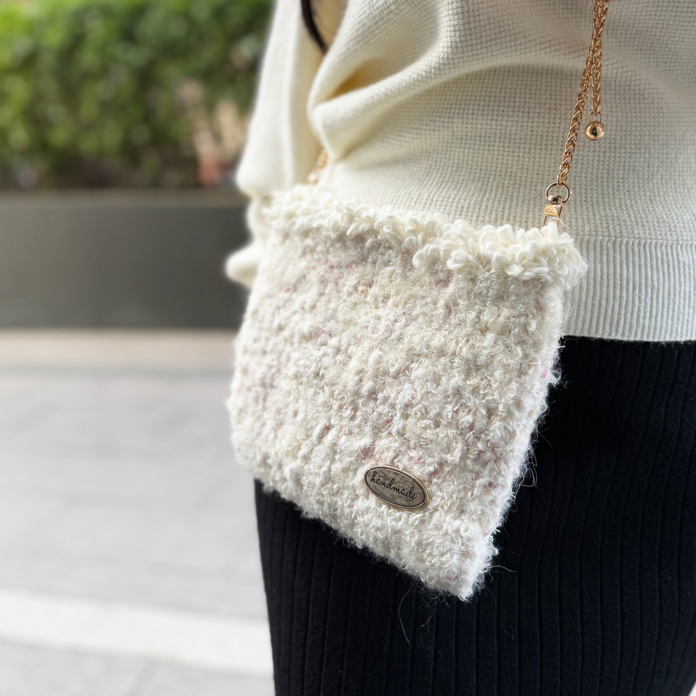 《姿物所》【羊毛毛手機包】象牙白粉・手機包/小金球包/手工編織包-細節圖4