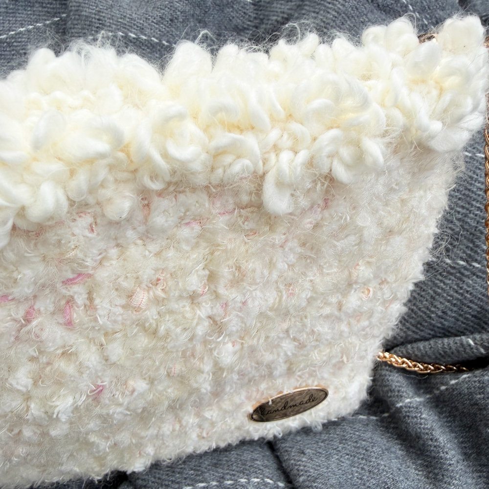 《姿物所》【羊毛毛手機包】象牙白粉・手機包/小金球包/手工編織包-細節圖8