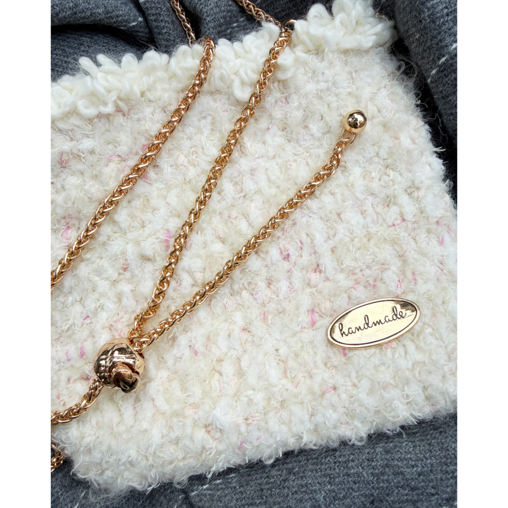 《姿物所》【羊毛毛手機包】象牙白粉・手機包/小金球包/手工編織包-細節圖9