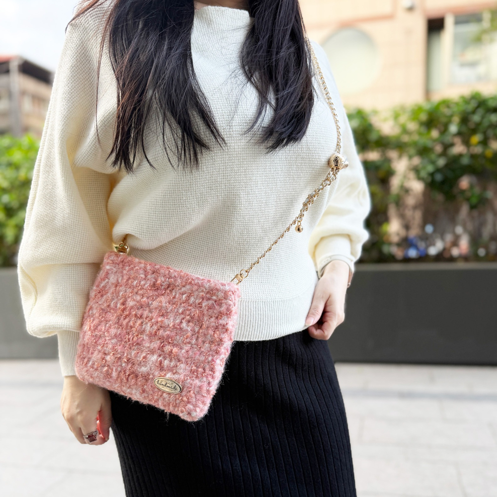 《姿物所》【羊毛毛手機包】珊瑚粉毛毛・手機包/小金球包/手工編織包-細節圖3