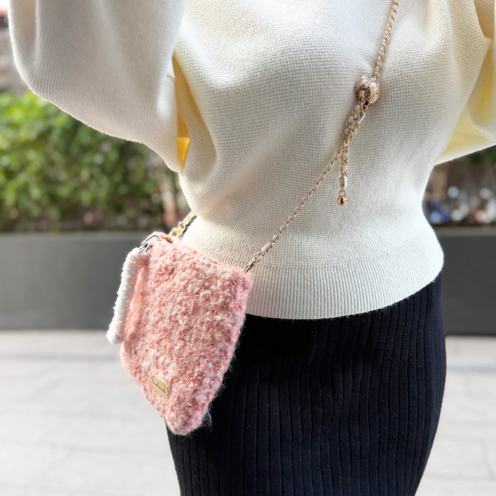 《姿物所》【羊毛毛手機包】珊瑚粉毛毛・手機包/小金球包/手工編織包-細節圖4