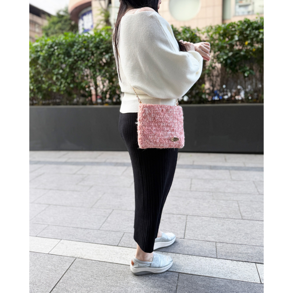 《姿物所》【羊毛毛手機包】珊瑚粉毛毛・手機包/小金球包/手工編織包-細節圖5