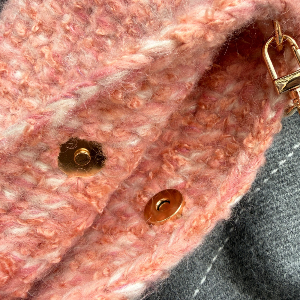 《姿物所》【羊毛毛手機包】珊瑚粉毛毛・手機包/小金球包/手工編織包-細節圖8