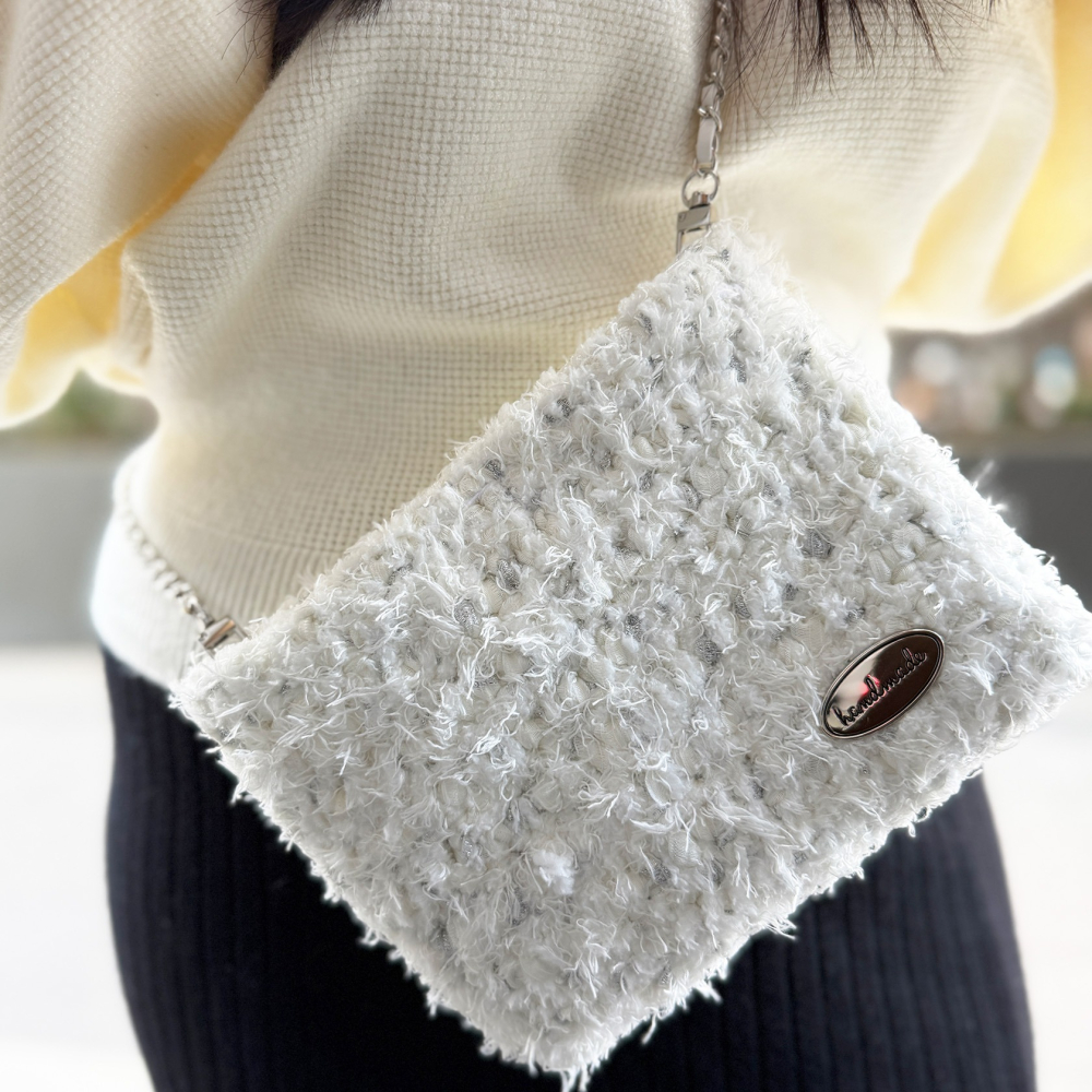 《姿物所》【毛毛手機包】銀白毛毛・手機包/小金球包/手工編織包-細節圖4