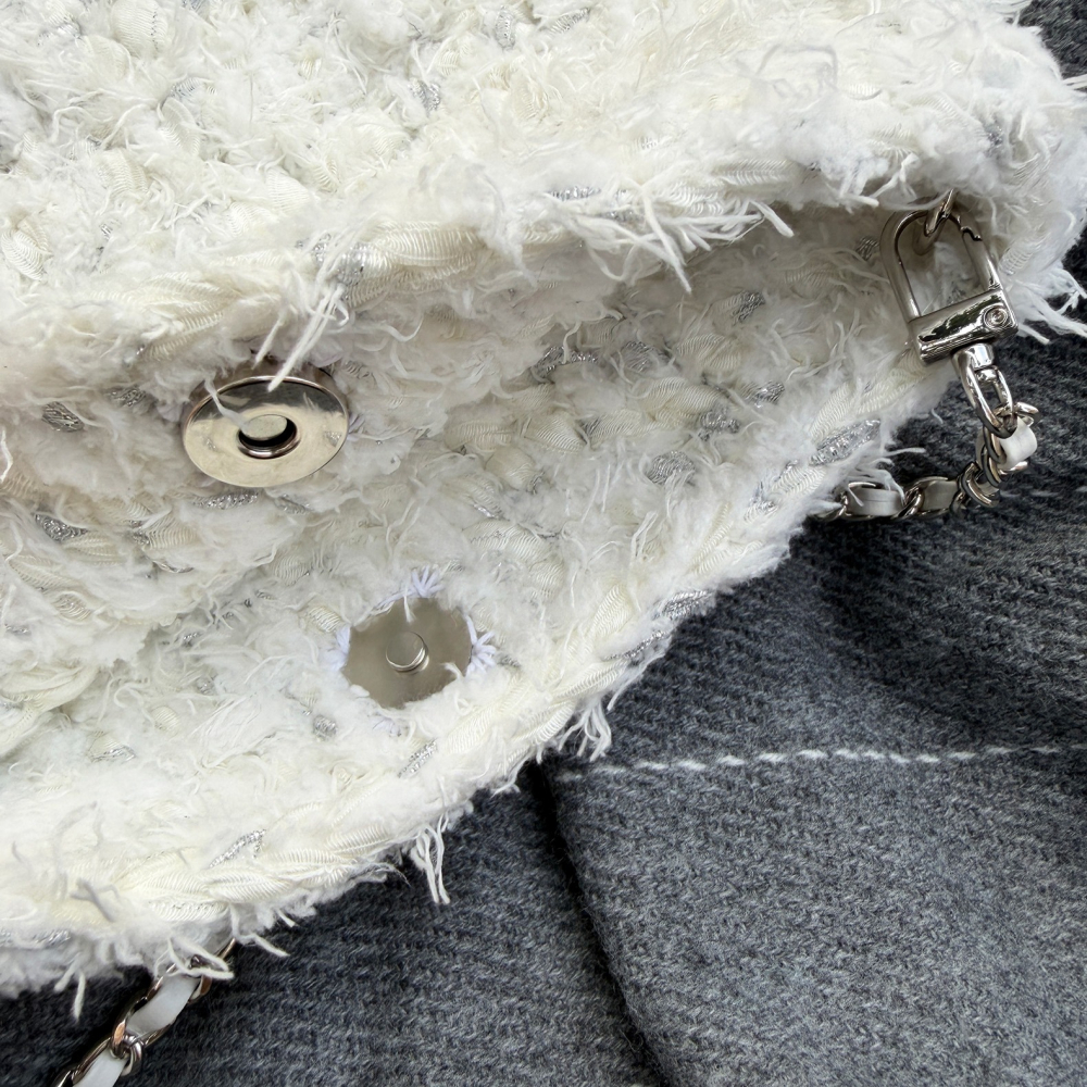 《姿物所》【毛毛手機包】銀白毛毛・手機包/小金球包/手工編織包-細節圖7