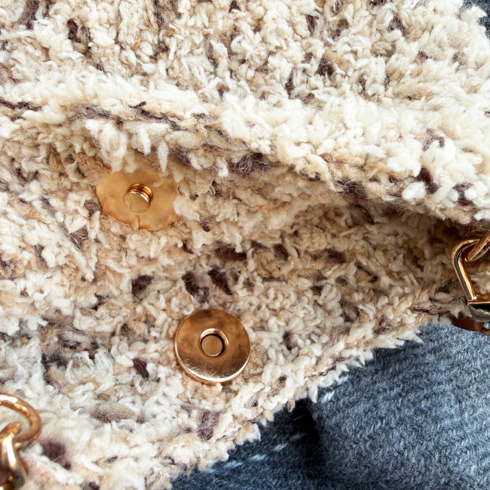 《姿物所》【羊毛毛手機包】提拉米蘇・手機包/小金球包/手工編織包-細節圖9