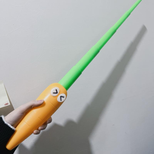 台灣現貨 抖音爆款3D伸縮蘿蔔劍蘿蔔刀重力收縮惡搞玩具創意友善手勢 貓咪手指 整人玩具 交換禮物 中指劍 蘿蔔刀