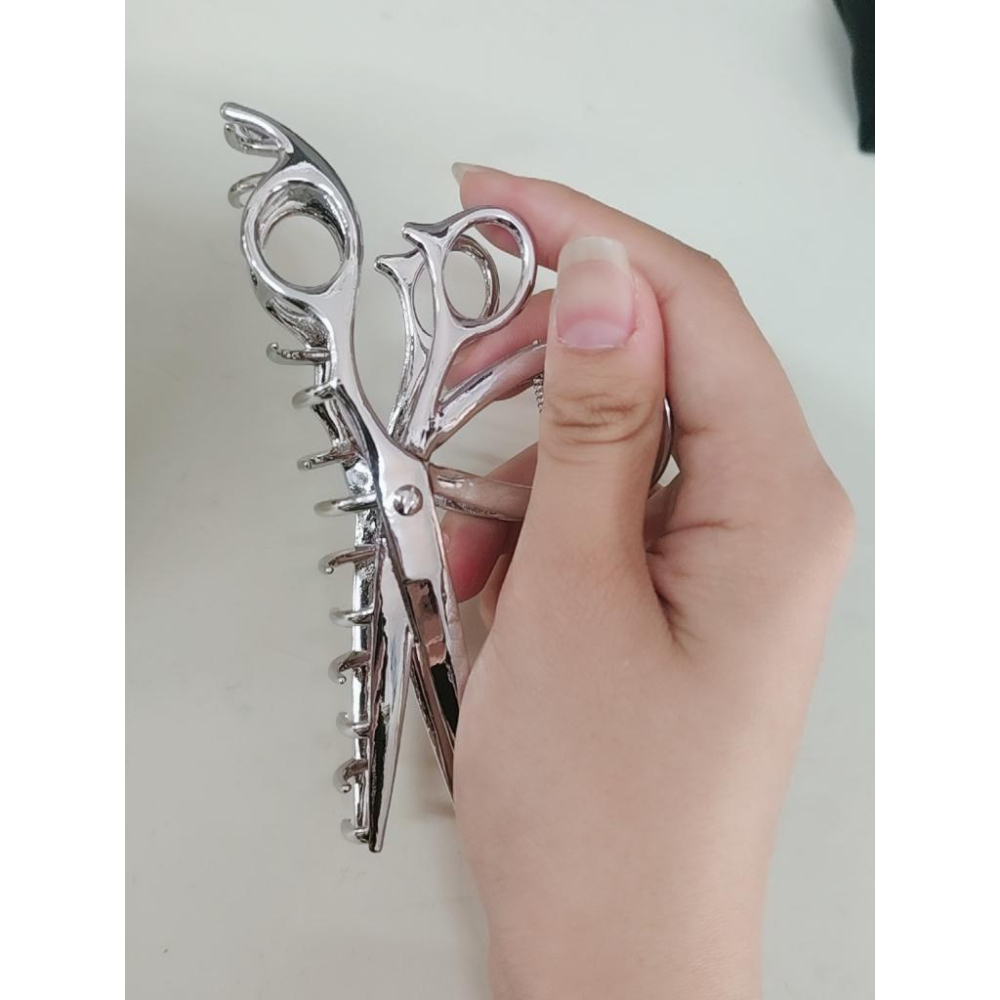 現貨 設計師原創 剪刀髮夾 剪刀鯊魚夾 金屬髮夾 髮飾品 剪刀 鯊魚夾 髮夾 時尚 流行 抓夾 禮物 創意 造型鯊魚夾-細節圖6