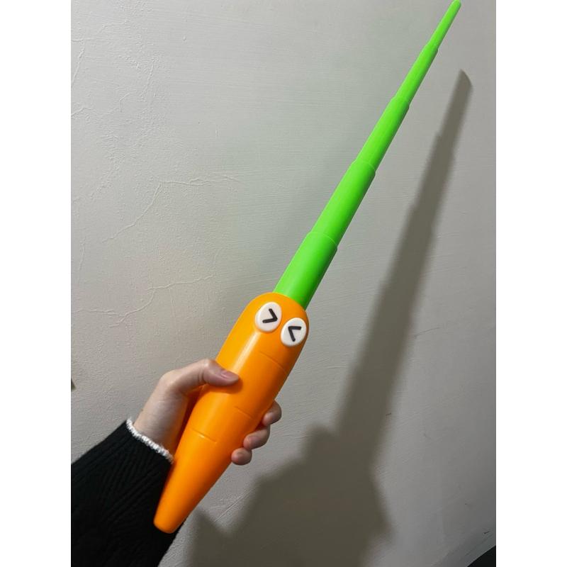 台灣現貨 抖音爆款3D伸縮蘿蔔劍蘿蔔刀重力收縮惡搞玩具創意友善手勢 貓咪手指 整人玩具 交換禮物 中指劍 蘿蔔刀-細節圖3
