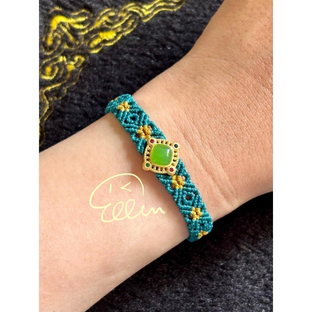 孔雀綠色調 菱格回紋 碧玉色琉璃方形配件 蠟線編織手鍊/手環/手繩/編繩/固定長度 扣式 B047-細節圖4