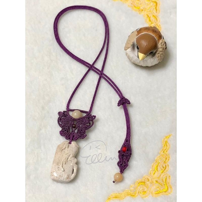 珊瑚玉 喜上眉梢 雕刻吊墜 古典墜頭設計 蠟線編織套鍊/項鍊/項鏈/項鍊繩/編繩/菊花石 墜飾不可拆 N04-細節圖3