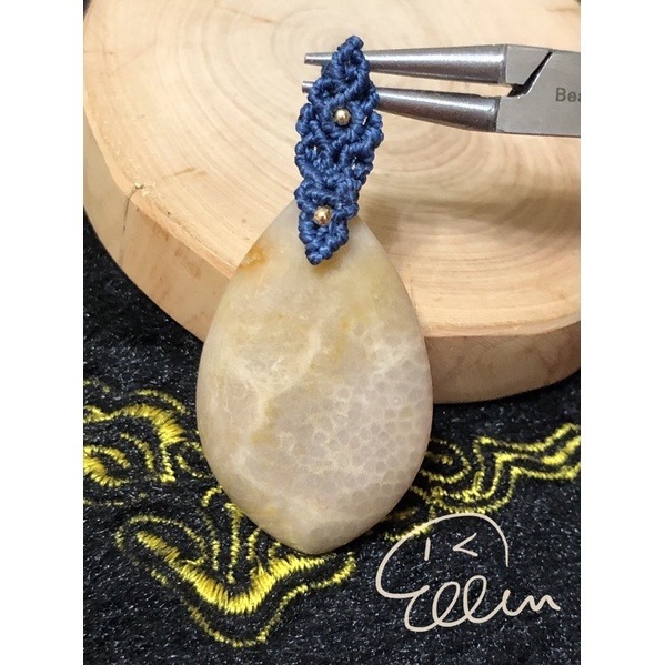 珊瑚玉 類水滴形 蠟線編織吊飾/墜飾/吊墜/編繩/菊花石 魚子紋 小花紋 兩款 P19-規格圖6