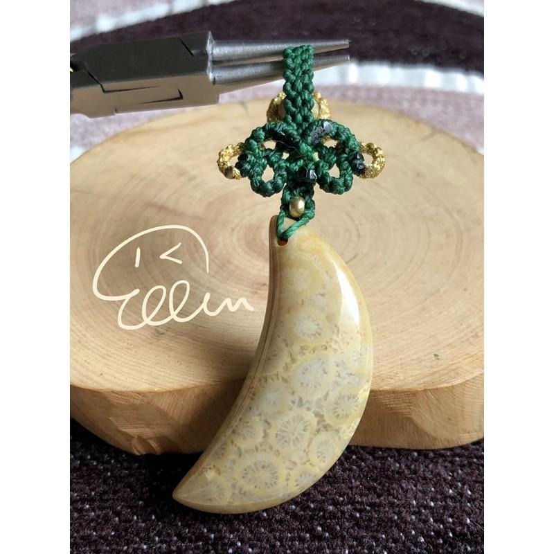 珊瑚玉 月兒墜 蠟線編織墜飾/吊飾/吊墜/編繩/彎月雕刻 P20-細節圖2