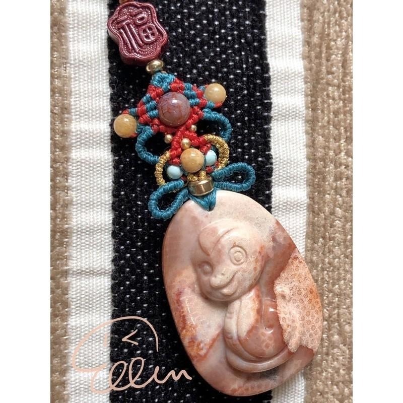 珊瑚玉 可愛蛇雕刻  生肖墜飾 蠟線編織掛件/包掛/掛飾/菊花石 G36-細節圖5