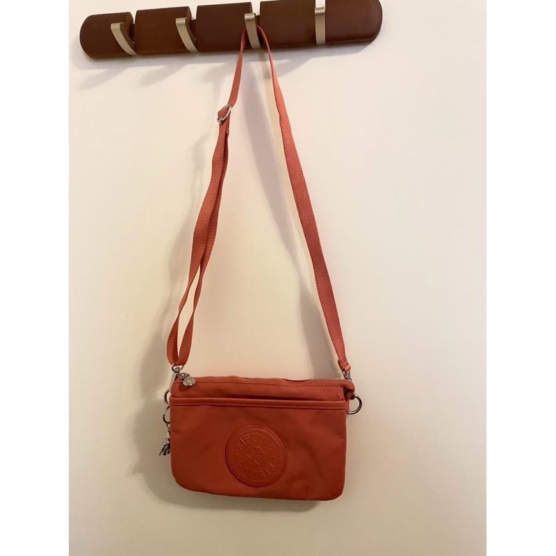 近全新 Kipling 粉色多功能三層手拿包 側背包 背袋可調