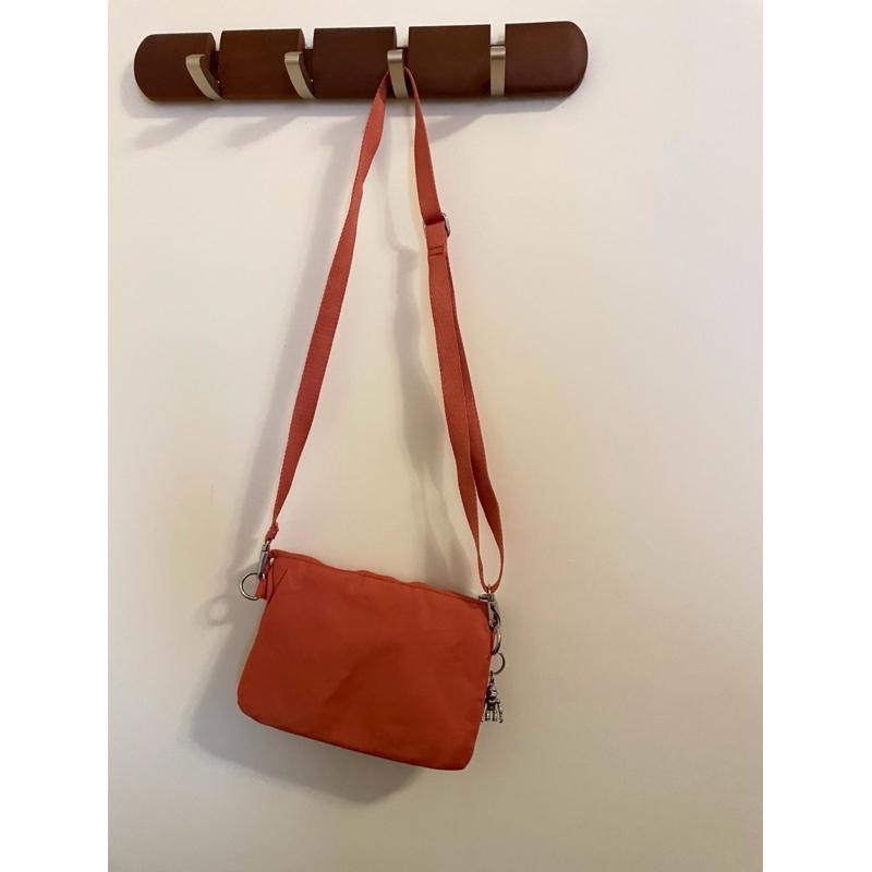 近全新 Kipling 粉色多功能三層手拿包 側背包 背袋可調-細節圖2