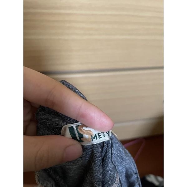 九成新二手男童裝 US METY 短袖灰色上衣 素色 純色-細節圖3