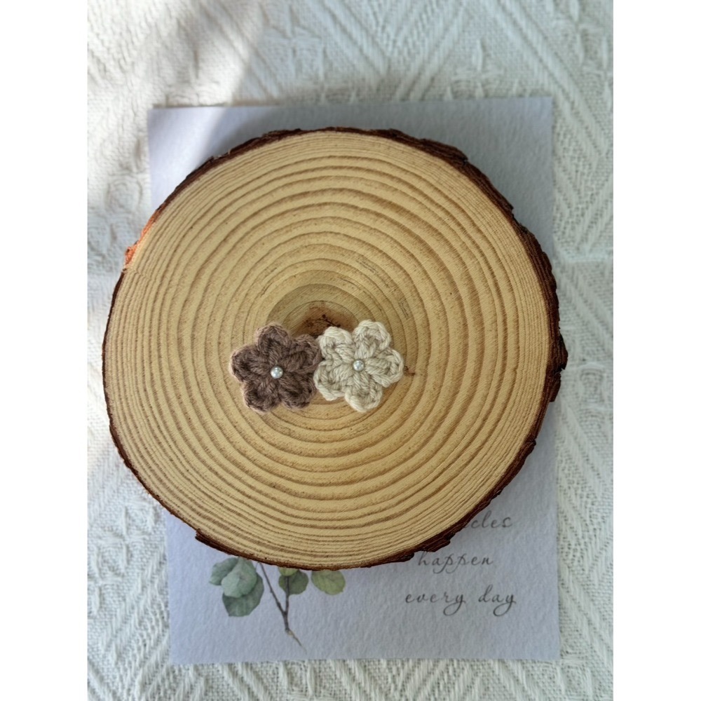 編織手作髮夾 小珍珠小花髮夾(兩朵) 毛線手作髮夾-規格圖3