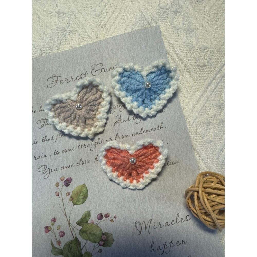 毛線裝飾別針  雙色珍珠愛心別針 安全別針 手作編織別針-細節圖2