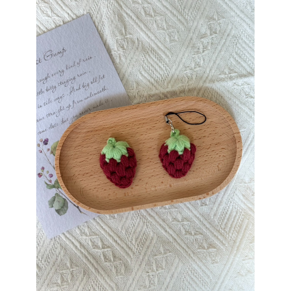 草莓小髮夾 草莓吊飾 毛線髮夾 毛線吊飾 手作毛線編織-細節圖2