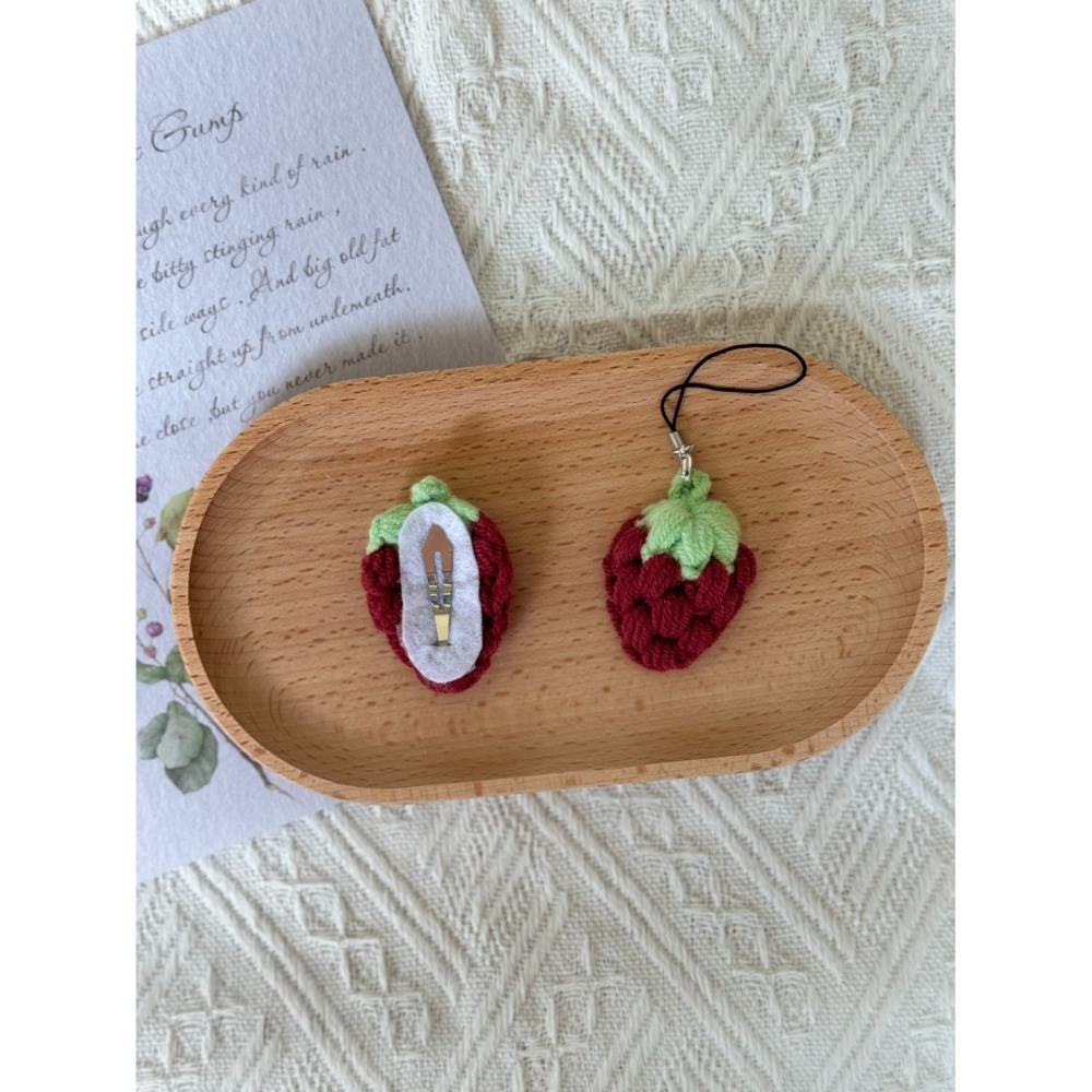 草莓小髮夾 草莓吊飾 毛線髮夾 毛線吊飾 手作毛線編織-細節圖3