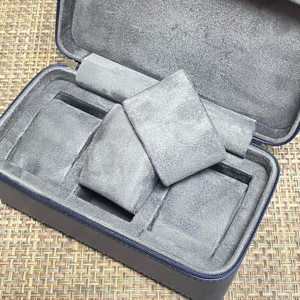 三支旅行真皮藍色納帕紋錶盒 頭層皮手錶收納包 腕錶收藏旅行包 拉鏈式 三支方型錶盒 藍色錶盒 購買贈送首飾枕一個-細節圖4