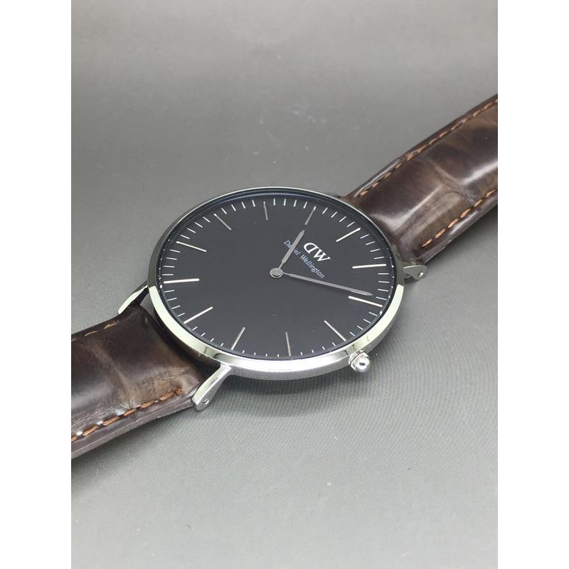 Daniel Wellington 黑錶面 棕色壓紋皮革x銀框/40mm-細節圖2