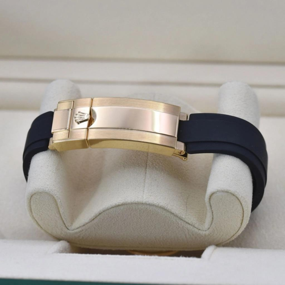 （迪通拿）daytona新款40MM膠帶錶款 錶扣貼膜 126515、126518、126519 適用 附贈試貼片-細節圖4