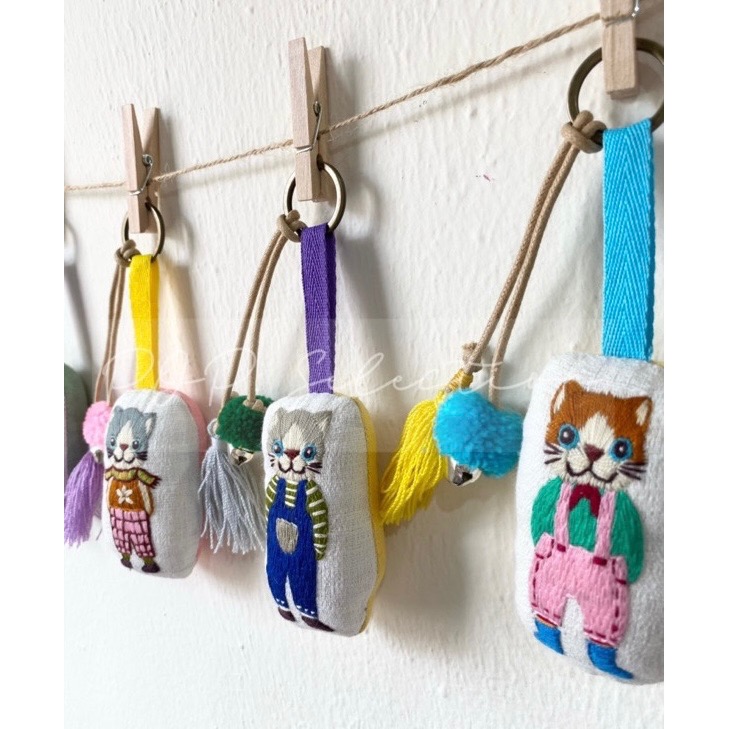 Meow～🐈  手工日式 刺繡貓咪娃娃 鑰匙圈-細節圖3
