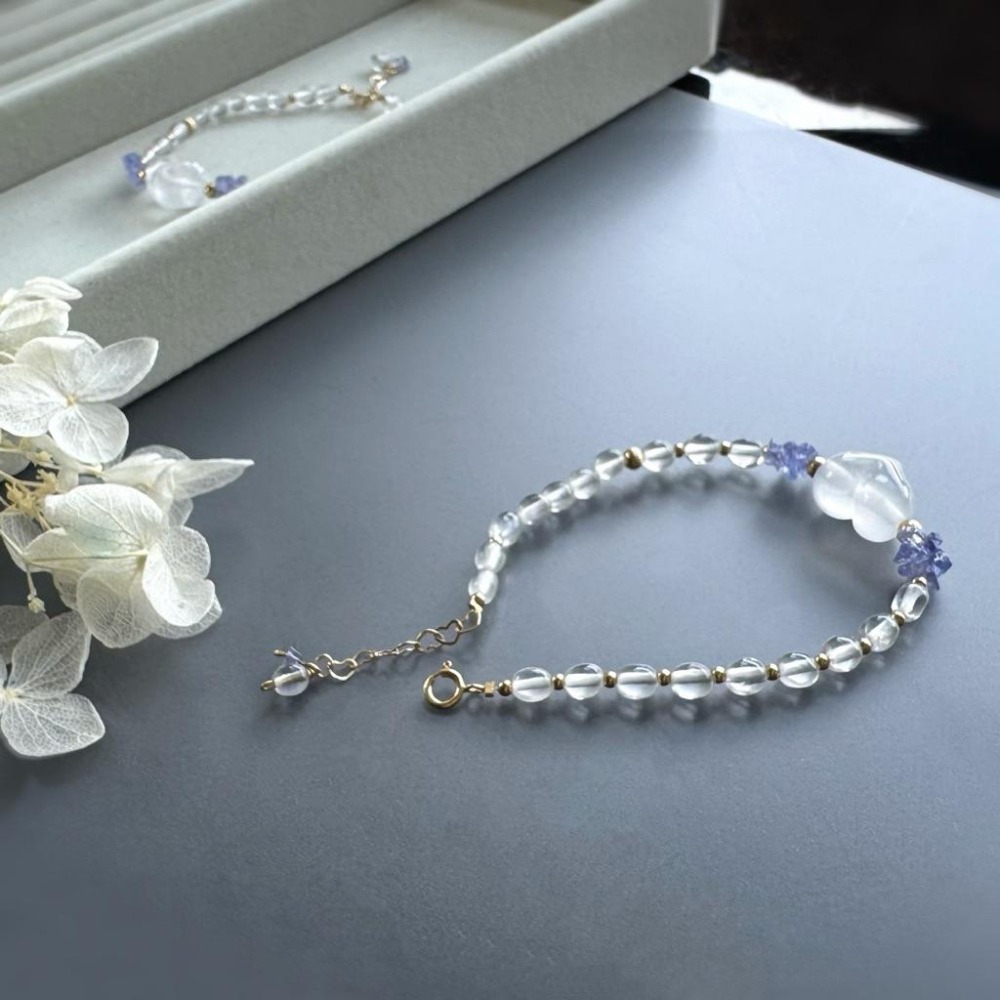 ［zoeverglow] 奶白晶x坦桑石x白水晶14kgf手鍊｜屁桃愛心 白水晶米珠｜靈感 • 勇氣 • 淨化 • 療癒-細節圖2