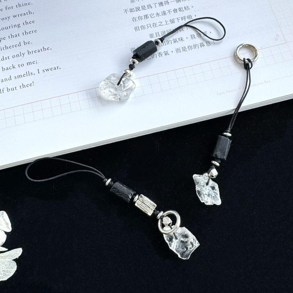 ［zoeverglow] 白水晶x黑碧璽 手機掛飾｜淨化 避邪｜原石風-細節圖2