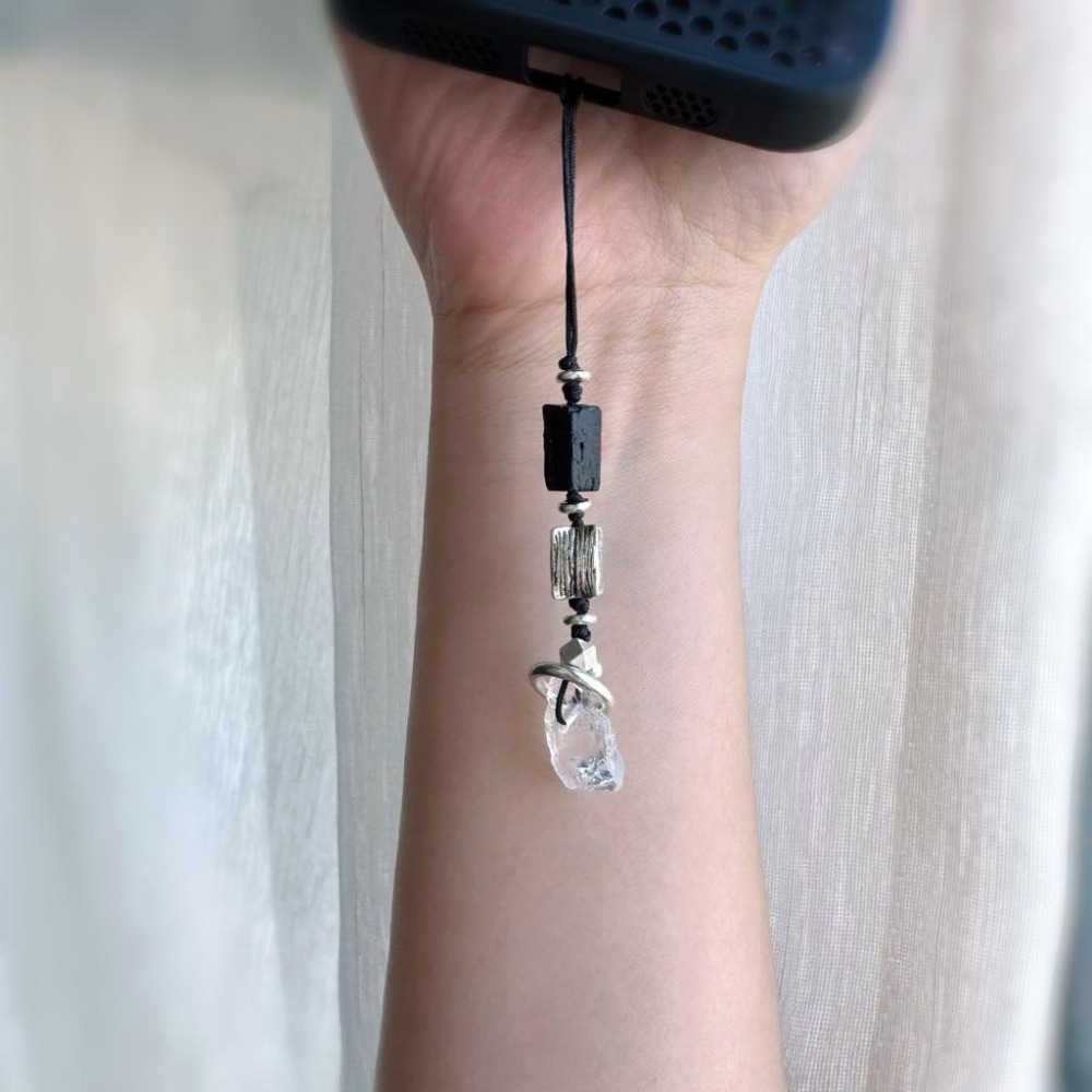 ［zoeverglow] 白水晶x黑碧璽 手機掛飾｜淨化 避邪｜原石風-細節圖3