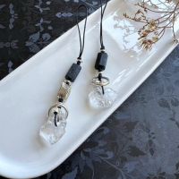 ［zoeverglow] 白水晶x黑碧璽 手機掛飾｜淨化 避邪｜原石風