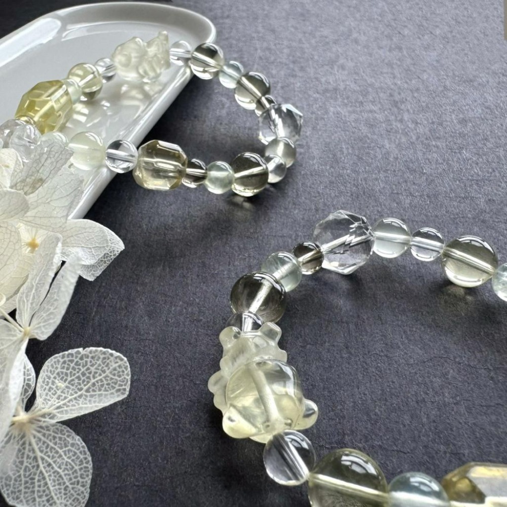 ［zoeverglow] 竹葉青x檸檬黃水晶熊熊x葡萄石x白水晶手串｜魔晶宙斯 全水晶款｜財運 守護 安定 清新 療癒-細節圖5