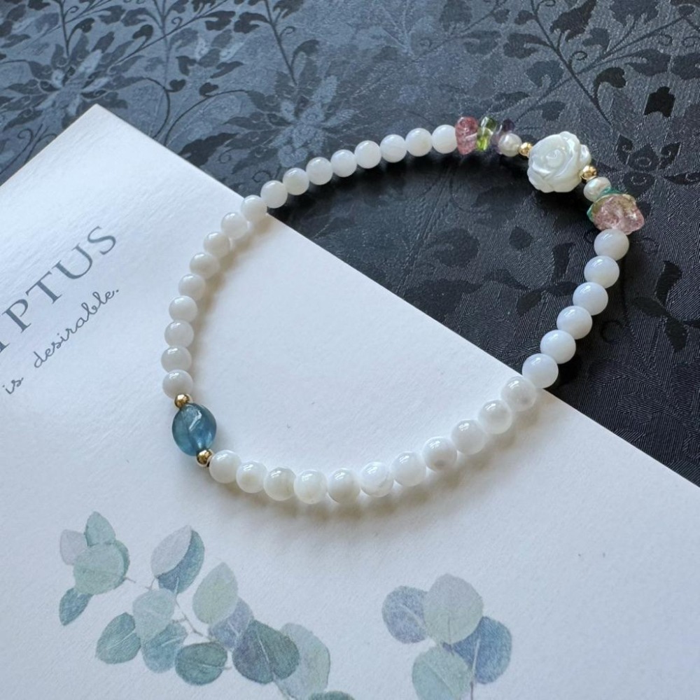 [zoeverglow] 海藍寶x白蝶貝玫瑰花x淡水珍珠x多寶水晶手串｜14kgf｜疊戴 細款｜魔鬼藍 清新 多巴胺-細節圖2