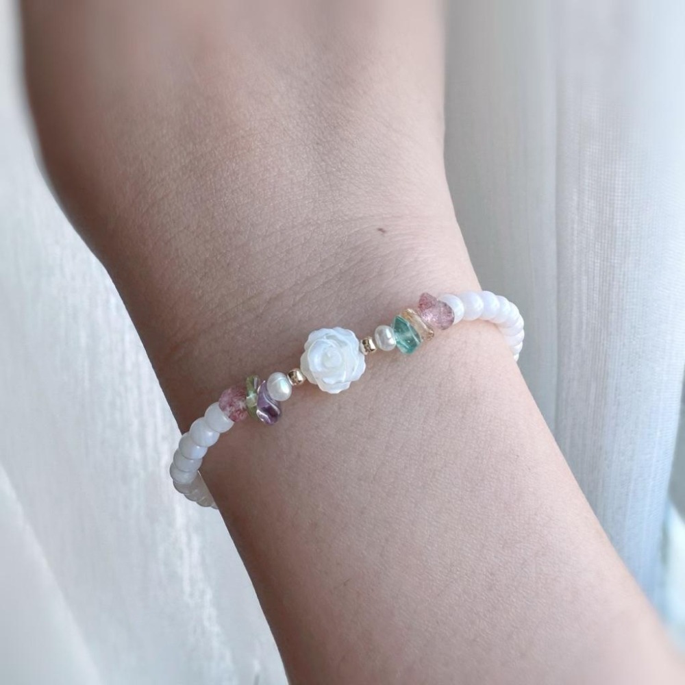 [zoeverglow] 海藍寶x白蝶貝玫瑰花x淡水珍珠x多寶水晶手串｜14kgf｜疊戴 細款｜魔鬼藍 清新 多巴胺-細節圖3