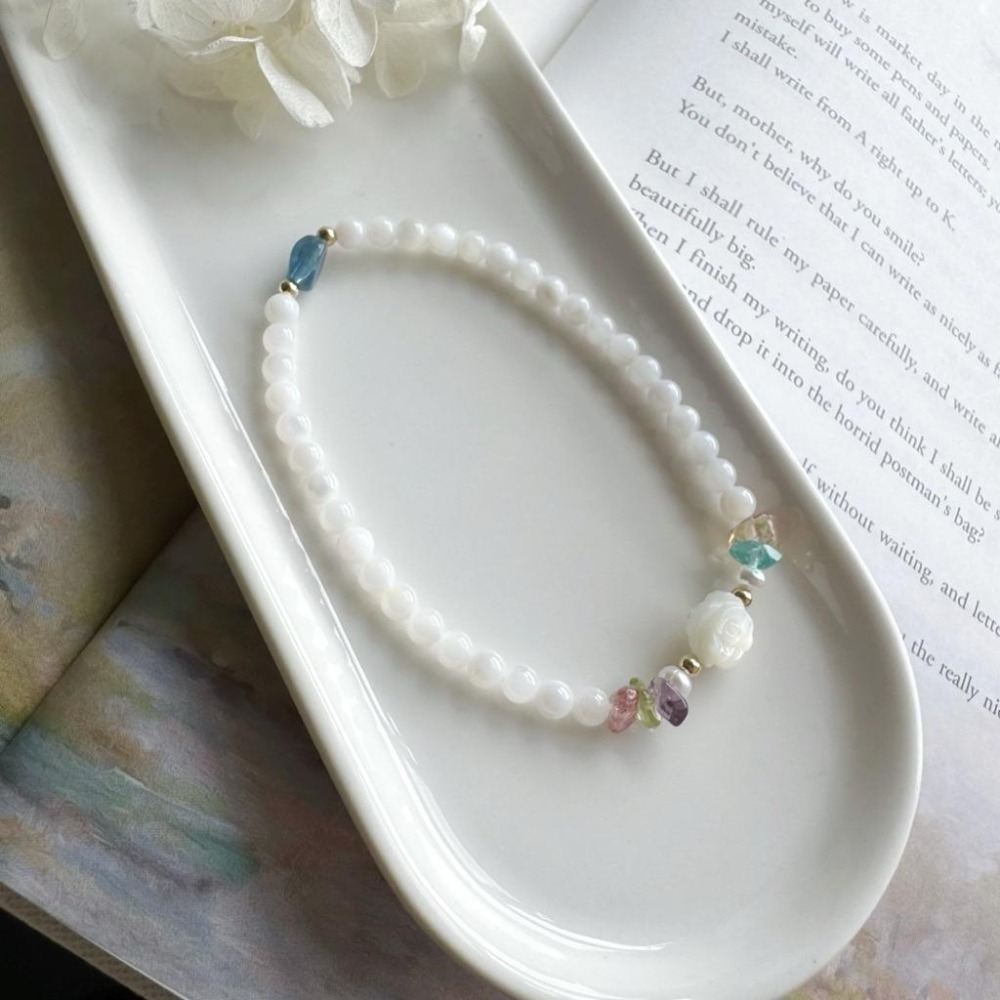 [zoeverglow] 海藍寶x白蝶貝玫瑰花x淡水珍珠x多寶水晶手串｜14kgf｜疊戴 細款｜魔鬼藍 清新 多巴胺-細節圖4