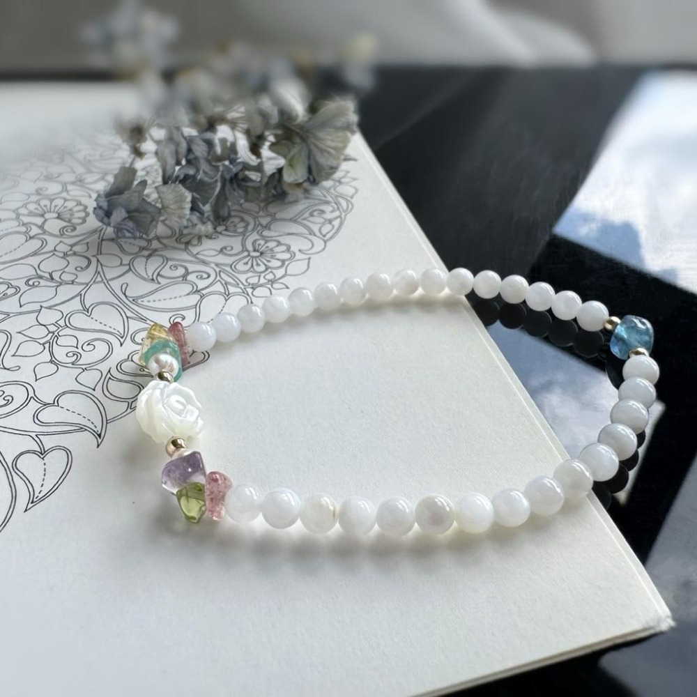 [zoeverglow] 海藍寶x白蝶貝玫瑰花x淡水珍珠x多寶水晶手串｜14kgf｜疊戴 細款｜魔鬼藍 清新 多巴胺-細節圖5
