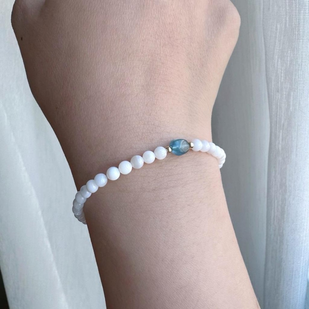 [zoeverglow] 海藍寶x白蝶貝玫瑰花x淡水珍珠x多寶水晶手串｜14kgf｜疊戴 細款｜魔鬼藍 清新 多巴胺-細節圖6