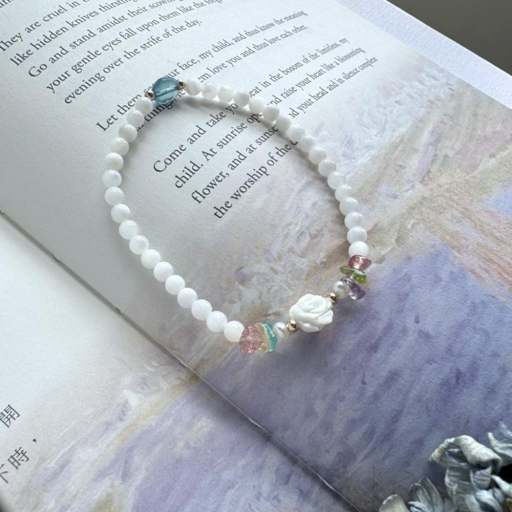 [zoeverglow] 海藍寶x白蝶貝玫瑰花x淡水珍珠x多寶水晶手串｜14kgf｜疊戴 細款｜魔鬼藍 清新 多巴胺-細節圖7