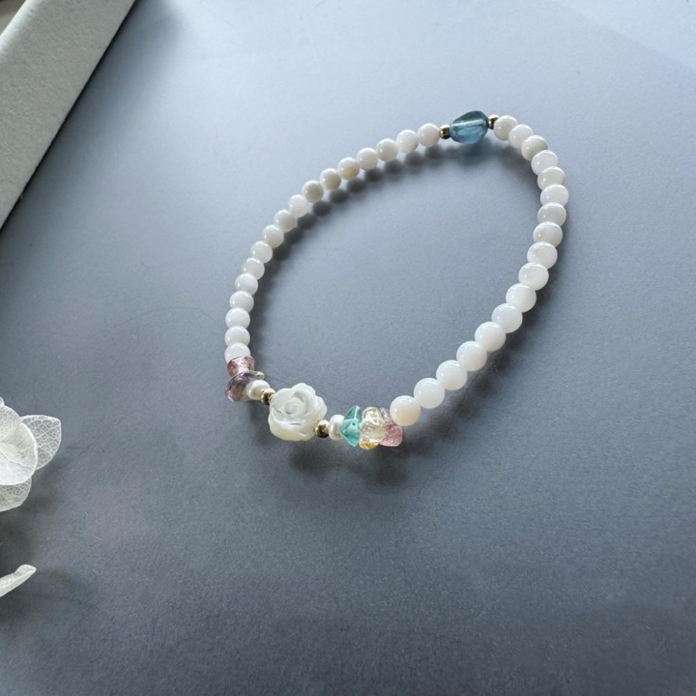 [zoeverglow] 海藍寶x白蝶貝玫瑰花x淡水珍珠x多寶水晶手串｜14kgf｜疊戴 細款｜魔鬼藍 清新 多巴胺-細節圖8