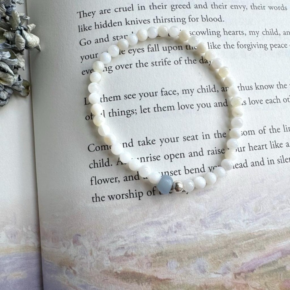 ［zoeverglow] 藍天使石xs925純銀x白母貝手串｜有機｜疊戴 細款 霧霾藍｜淨化 心靈守護 療癒石-細節圖2