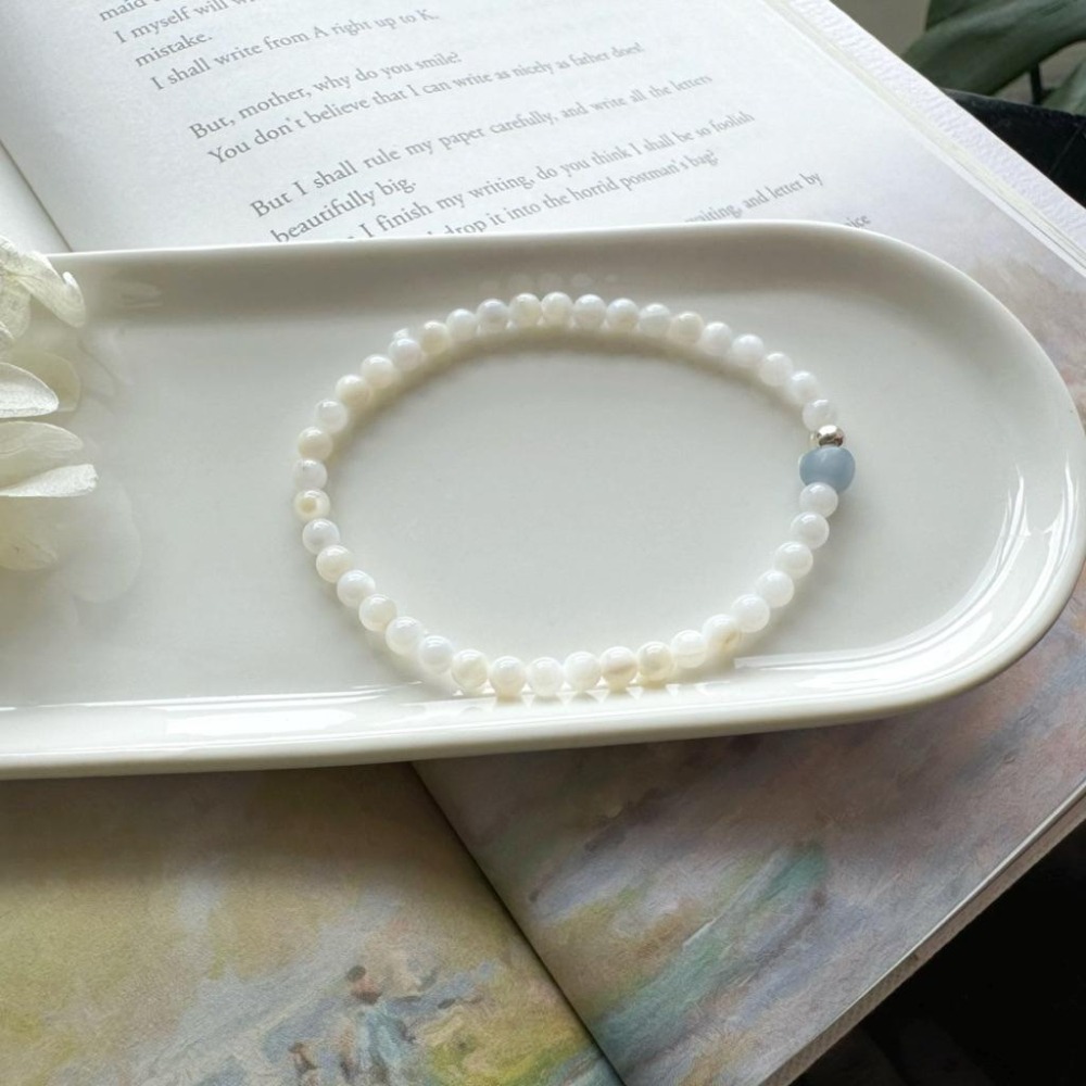 ［zoeverglow] 藍天使石xs925純銀x白母貝手串｜有機｜疊戴 細款 霧霾藍｜淨化 心靈守護 療癒石-細節圖3