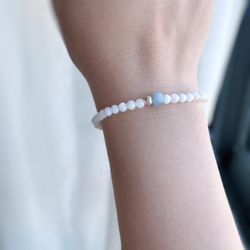 ［zoeverglow] 藍天使石xs925純銀x白母貝手串｜有機｜疊戴 細款 霧霾藍｜淨化 心靈守護 療癒石-細節圖4