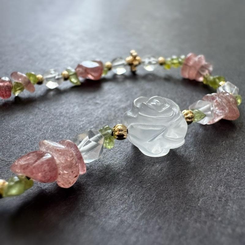 ［zoeverglow] 奶白晶玫瑰花x草莓晶x橄欖石 手機掛繩｜雙面雕刻｜魅力 人緣 淨化 保護 治癒系-細節圖9