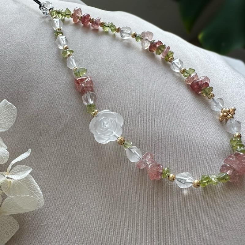 ［zoeverglow] 奶白晶玫瑰花x草莓晶x橄欖石 手機掛繩｜雙面雕刻｜魅力 人緣 淨化 保護 治癒系-細節圖2