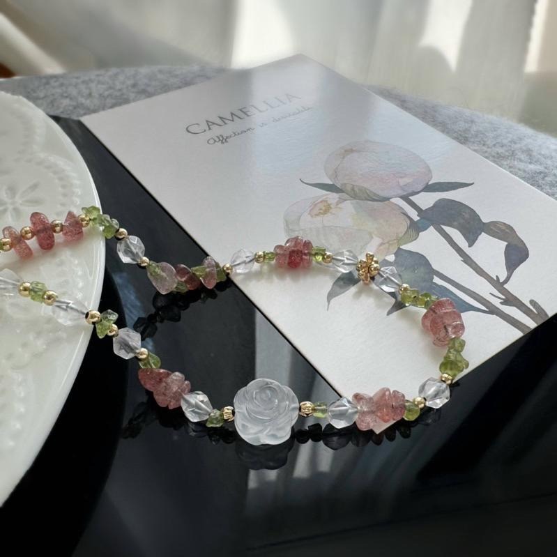 ［zoeverglow] 奶白晶玫瑰花x草莓晶x橄欖石 手機掛繩｜雙面雕刻｜魅力 人緣 淨化 保護 治癒系-細節圖4