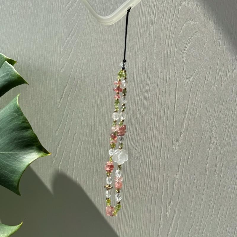 ［zoeverglow] 奶白晶玫瑰花x草莓晶x橄欖石 手機掛繩｜雙面雕刻｜魅力 人緣 淨化 保護 治癒系-細節圖7